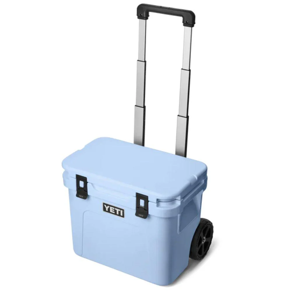Yeti Roadie 32 Wheeled Cool Box (Big Sky Blue) - Image 2